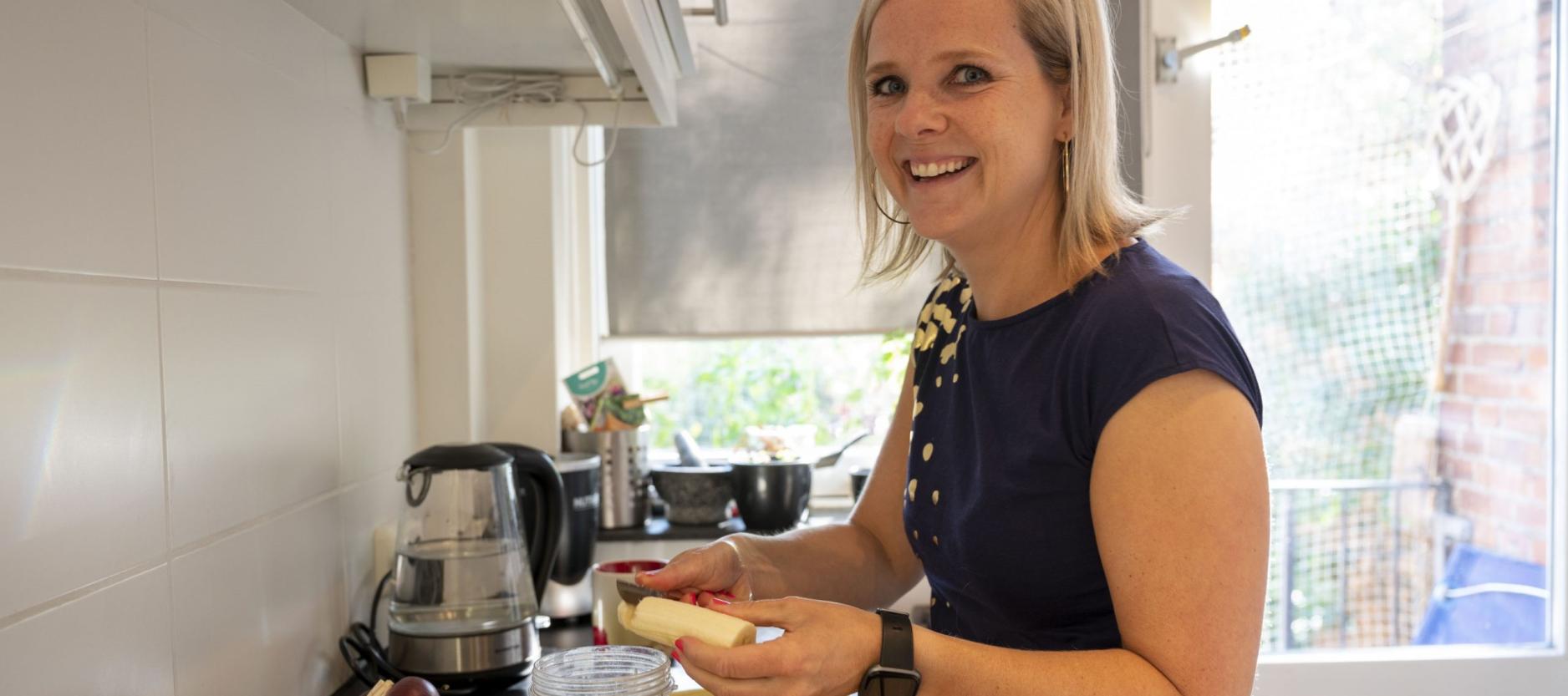 Irene Pekelaar in haar keuken