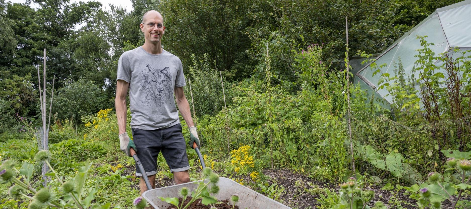 Stefan Herwig in zijn tuin