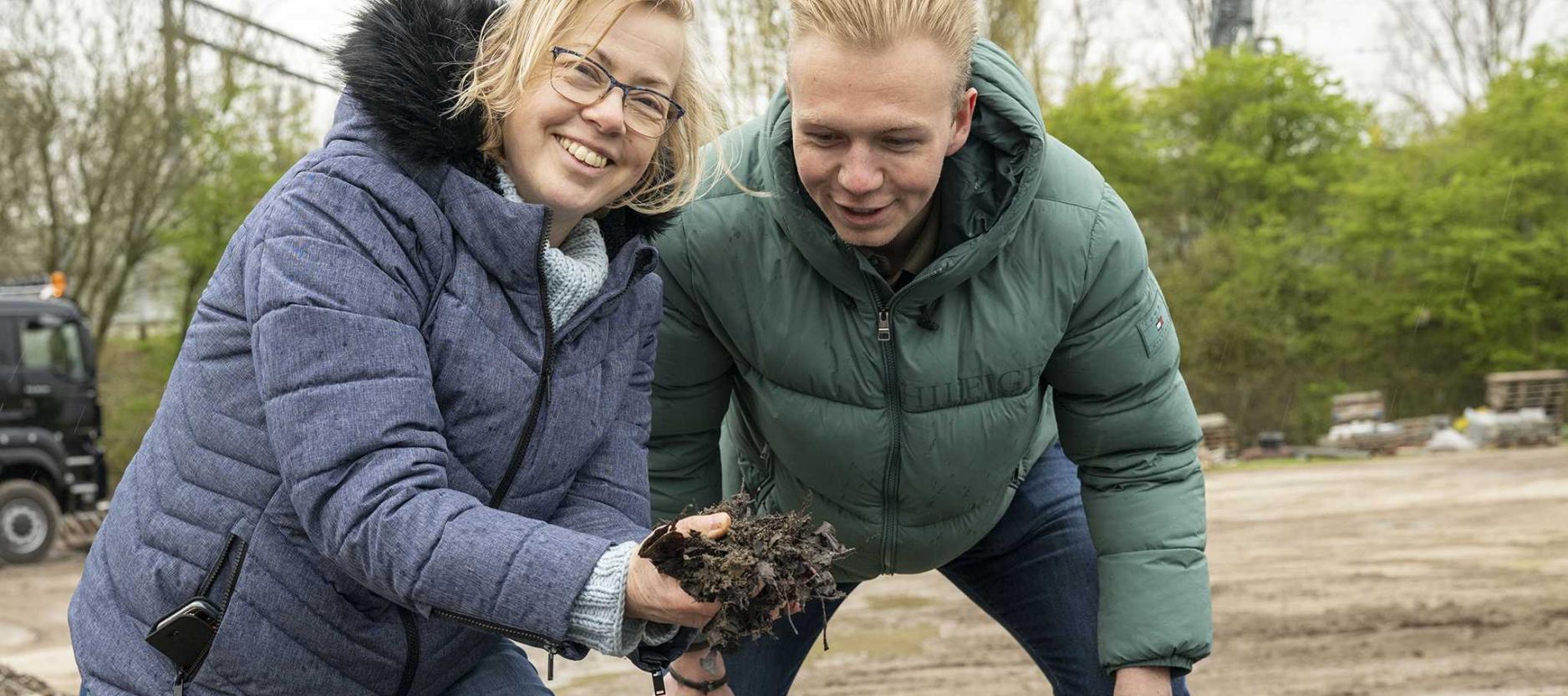 Caroline van Eykelen met een hand vol bokashi