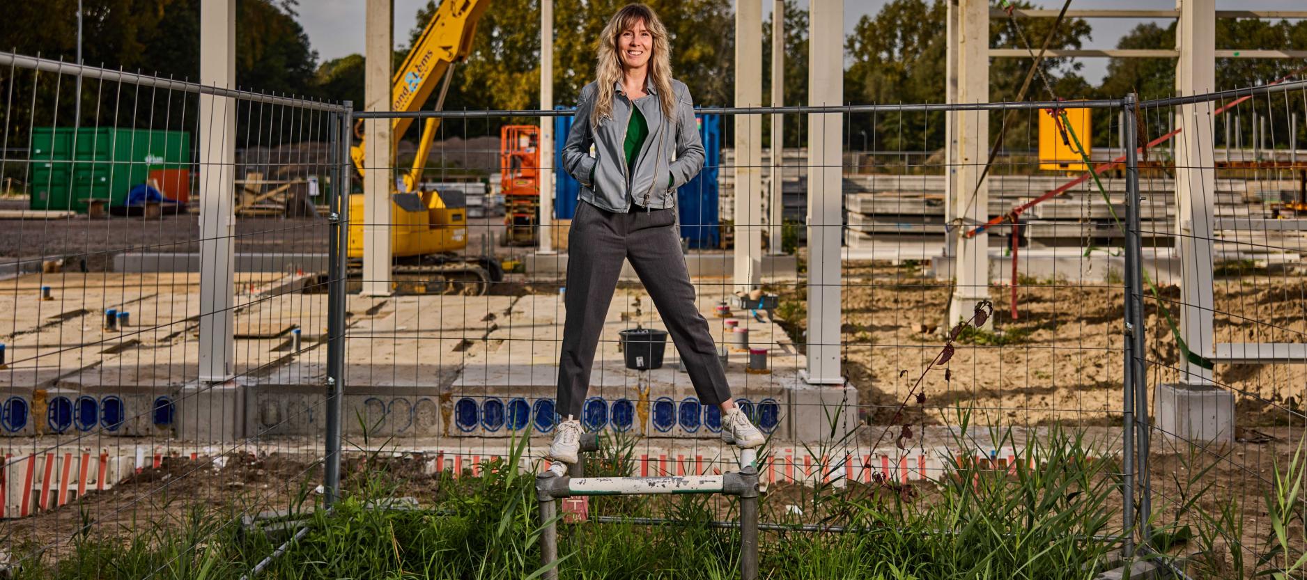 Programmamanager van De HER Marloes Nooijens op de bouwplaats.