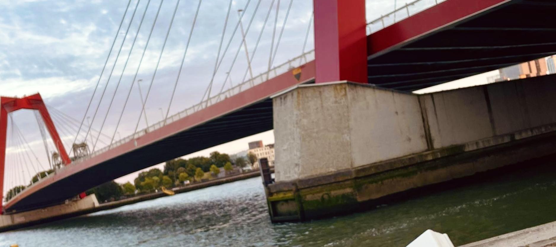 Willemsbrug met een opgeslagen boek op de voorgrond.