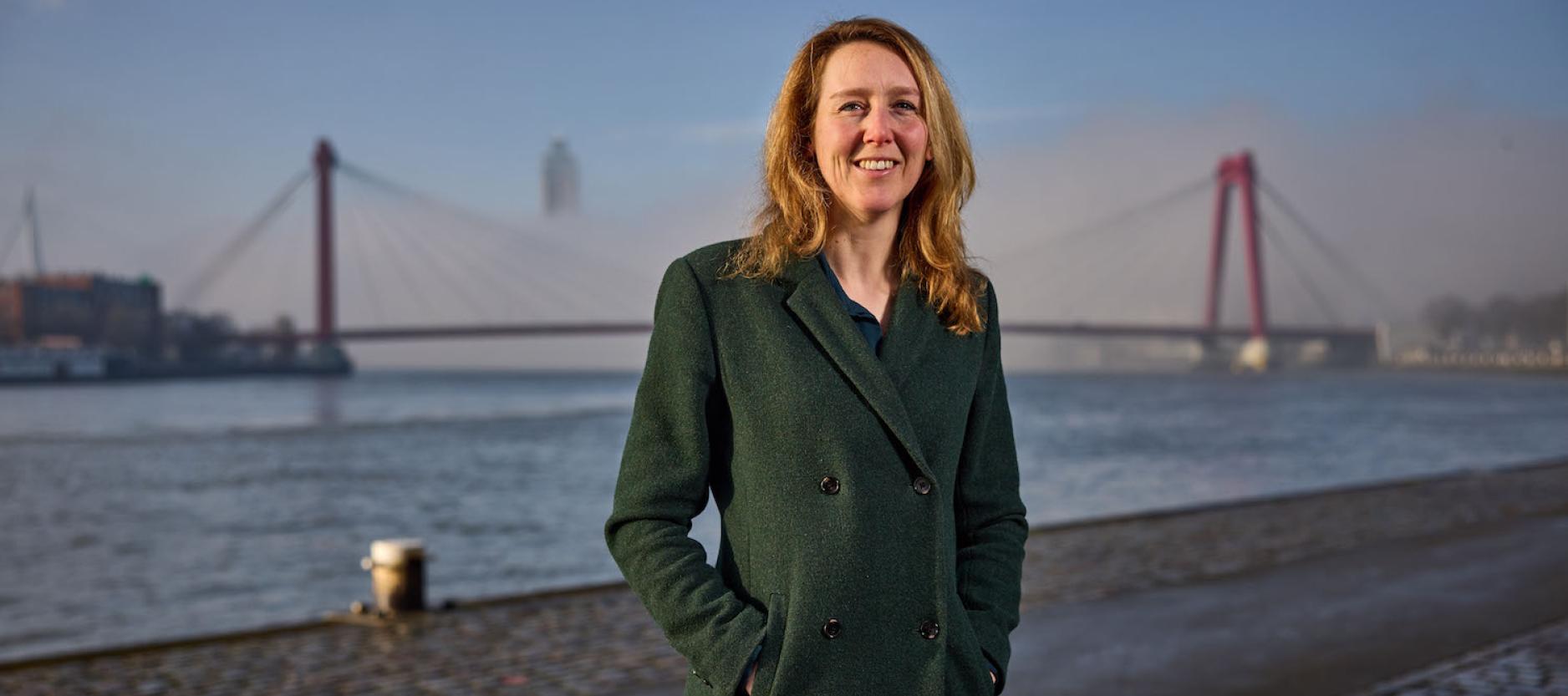 Op de foto Eline Lagendijk met achter haar de Maas en de Willemsbrug