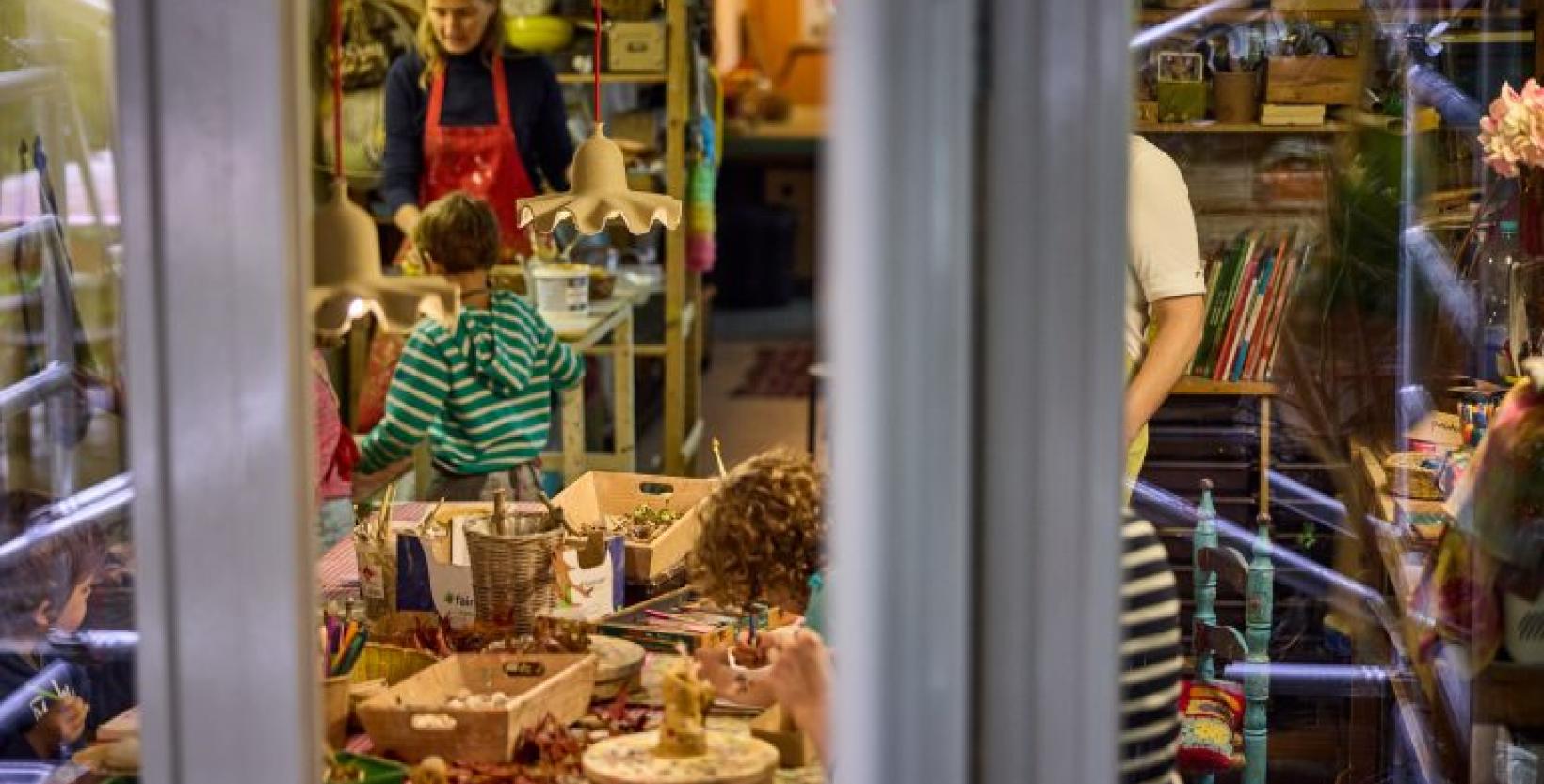 Kinderen knutselen in een atelier